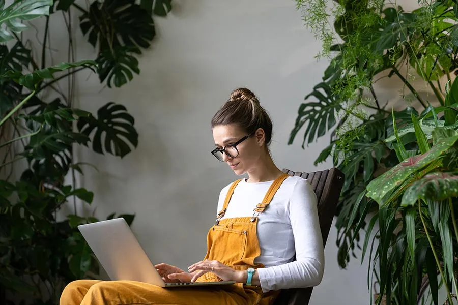 Young Professional Woman Managing Her Finances Online 900X600